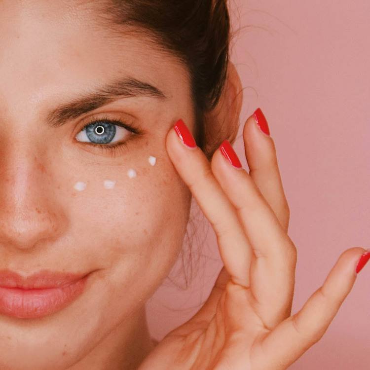 Göz ətrafı üçün C vitamini ilə parlaqlaşdırıcı krem 15 ml